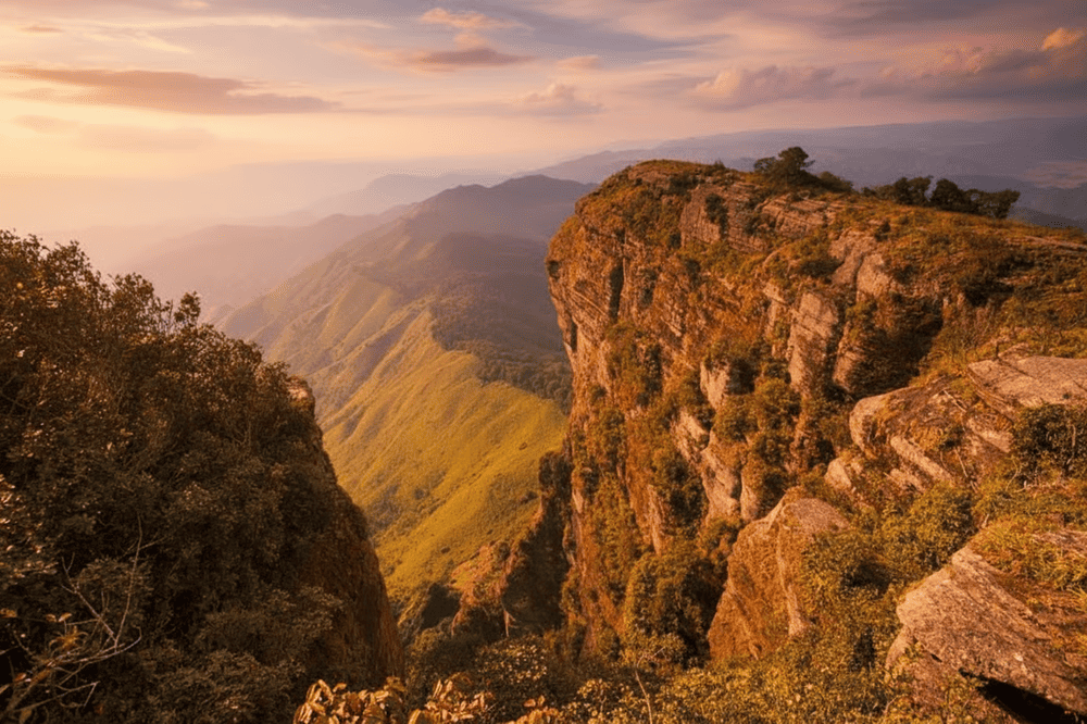 Đỉnh Pha Luông được xem là nóc nhà của Mộc Châu